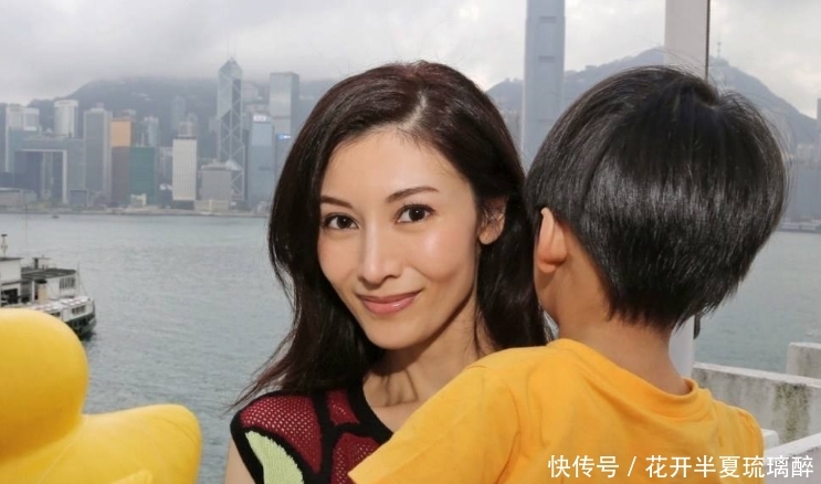 李嘉欣儿子长大了，懂事孝顺情商高，不愧是豪门教育出的好孩子